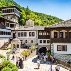 Il Monastero di San Jovan Bigorski (San Giovanni Battista) è uno dei monumenti religiosi più imponenti della Macedonia. Eretto su rocce calcaree sopra la gola del fiume Radika sul versante del fiume nord-occidentale del Monte Bistra