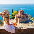 Chiesa ortodossa di San Giovanni da Kaneo a Ocrida, in Macedonia del Nord, situata sulla scogliera di Kaneo a strapiombo sul lago con una notevole passarella panoramica sul lago