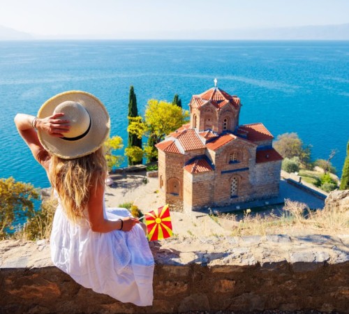 Chiesa ortodossa di San Giovanni da Kaneo a Ocrida, in Macedonia del Nord, situata sulla scogliera di Kaneo a strapiombo sul lago con una notevole passarella panoramica sul lago