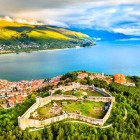 Vista aerea della città di Ohrid e della Fortezza di Samuele, Patrimonio Mondiale UNESCO nella Macedonia del Nord