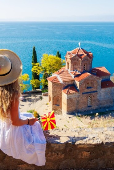 Chiesa ortodossa di San Giovanni da Kaneo a Ocrida, in Macedonia del Nord, situata sulla scogliera di Kaneo a strapiombo sul lago con una notevole passarella panoramica sul lago