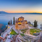 Spettacolare vista all'alba del lago e della Chiesa di San Giovanni Patrimonio Mondiale UNESCO