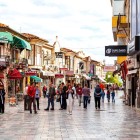 Passeggiata shopping nella via del vecchio bazar nel centro storico di Ocrida nella Macedonia del Nord