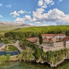 Spettacolare vista dal drone del Monastero di Sveti Naum sul lago di Ocride in Macedonia del Nord