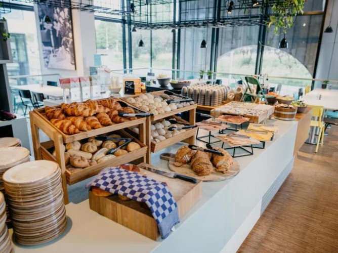 Hotel Casa Amsterdam - Gli ospiti possono gustare una colazione a buffet ricca di opzioni fresche e deliziose, che includono prodotti locali e internazionali. Una varietà di pietanze, dai prodotti da forno ai piatti salati, pensati per soddisfare ogni palato