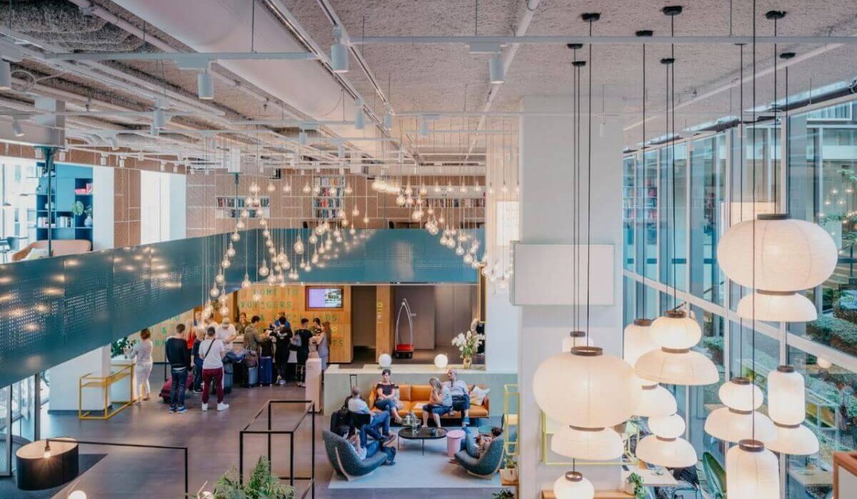 Hotel Casa Amsterdam - La Hall è caratterizzata da un'ambiente contemporaneo con spazi ampi e luminosi, arredati con gusto moderno e materiali di alta qualità