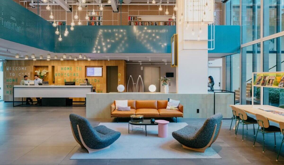 Hotel Casa Amsterdam - Dettagli del banco della reception, di design minimalista e funzionale, situato in una posizione centrale per offrire un servizio rapido ed efficiente, fornendo informazioni su check-in, consigli di viaggio e prenotazioni per attrazioni locali