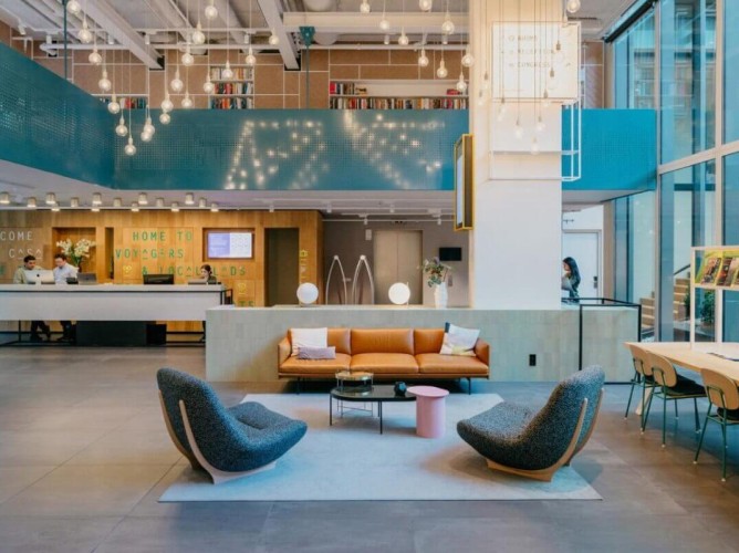 Hotel Casa Amsterdam - Dettagli del banco della reception, di design minimalista e funzionale, situato in una posizione centrale per offrire un servizio rapido ed efficiente, fornendo informazioni su check-in, consigli di viaggio e prenotazioni per attrazioni locali