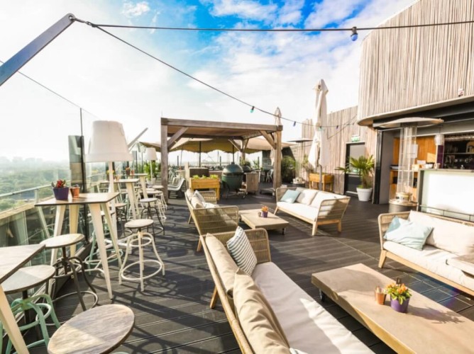 Leonardo Hotel Amsterdam Rembrandtpark - Lo Skybar è un luogo elegante in cui rilassarsi con un drink potendo scegliere tra una vasta gamma di cocktail, nonché vini locali e internazionali