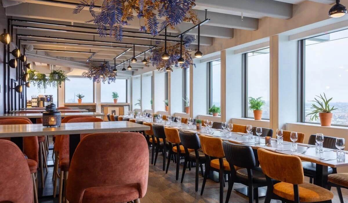 Leonardo Hotel Amsterdam Rembrandtpark - Il Ristorante Floor17 è aperto tutti i giorni con i seguenti orari: Colazione 06:30 - 10:30, Pranzo 12:00 - 16:00, Cena 18:00 - 23:00