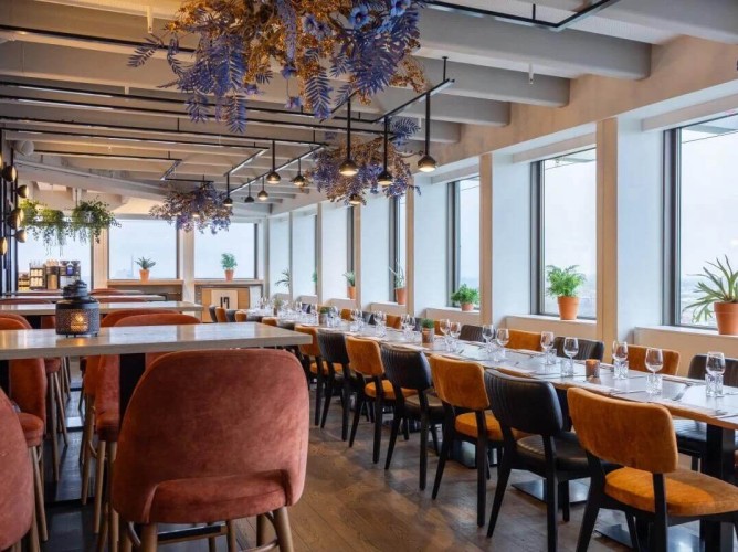 Leonardo Hotel Amsterdam Rembrandtpark - Il Ristorante Floor17 è aperto tutti i giorni con i seguenti orari: Colazione 06:30 - 10:30, Pranzo 12:00 - 16:00, Cena 18:00 - 23:00