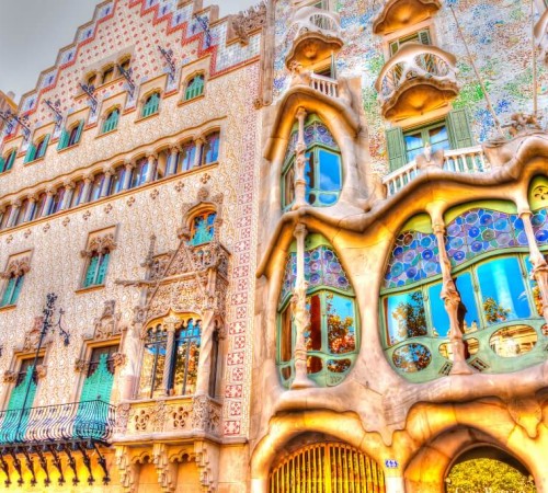 Opera del celebre architetto Antoni Gaudì Casa Battlò, dichiarata patrimonio dell'umanità UNESCO è considerata una delle sue creazioni più originali