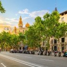 Avenida Paseo de Gracia di fronte a Plaza de Catalunya nel quartiere Eixample