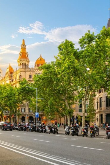 Avenida Paseo de Gracia di fronte a Plaza de Catalunya nel quartiere Eixample