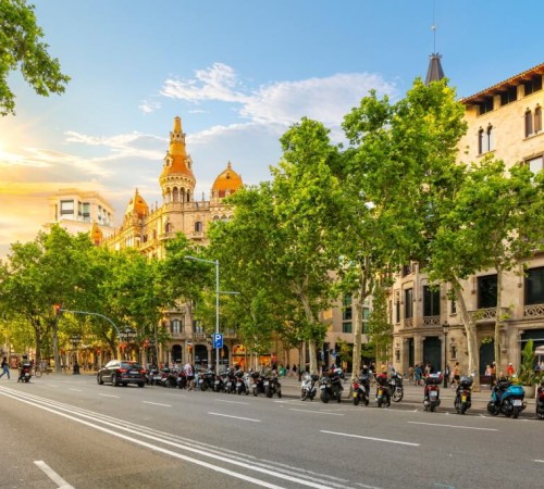 Avenida Paseo de Gracia di fronte a Plaza de Catalunya nel quartiere Eixample