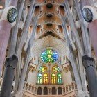 Sagrada Familia, dettagli della navata centrale con le bellissime vetrate colorate 