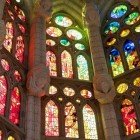 Vetrate interne progettate da Gaudi nella Sagrada Familia a Barcellona