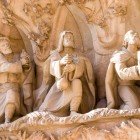 Dettagli di alcune statue sulla facciata della Sagrada Familia progettata in stile liberty da Gaudì