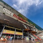 Il centro commerciale Maremagnum in riva al mare vicino a Port Vel (porto vecchio) si trova a pochi passi dalle Ramblas e dall'Aquarium