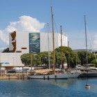 Imax è uno spettacolare cinema situato a Port Vel con schermi di 600 m2 con un suono incredibile in cui sono proiettati documentari in tre dimensioni