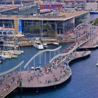 Il ponte "Rambla del Mar" che conduce a MareMagnum. Vista dal Monumento a Colombo