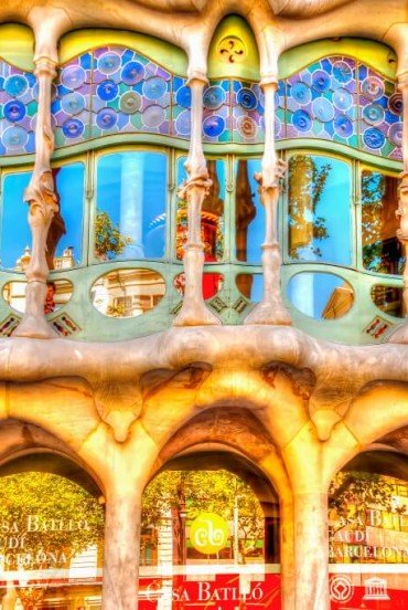 Opera del celebre architetto Antoni Gaudì Casa Battlò, dichiarata patrimonio dell'umanità UNESCO è considerata una delle sue creazioni più originali