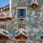 Dettagli della facciata di Casa Battlò opera del celebre architetto Antoni Gaudí che sorge a Barcellona al civico 43 del Passeig de Gràcia