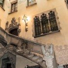 Dettagli della scala nel cortile interno di Casa Amatller sulla Passeig de de Gràcia nell'isolato noto come la Manzana de la Discordia