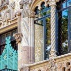 Dettagli di una finestra di Casa Amatller che si trova nel Passeig de Gràcia tra la Casa Batlló e la Casa Mulleras, nell'isolato noto come la Manzana de la Discordia