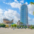 Porto e Villaggio Olimpio di Barcellona sullo sfondo una delle due torri e la scultura El Peix chiamata anche con il nome di Pesce d'Oro