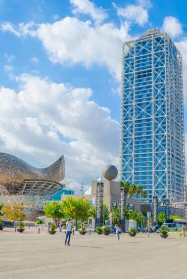 Porto e Villaggio Olimpio di Barcellona sullo sfondo una delle due torri e la scultura El Peix chiamata anche con il nome di Pesce d'Oro