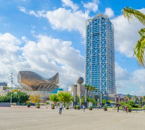 Porto e Villaggio Olimpio di Barcellona sullo sfondo una delle due torri e la scultura El Peix chiamata anche con il nome di Pesce d'Oro