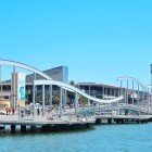 Rambla de Mar e Port Vell a Barcellona, l'area ospita un centro commerciale chiamato Maremagnum, un cinema IMAX e un acquario