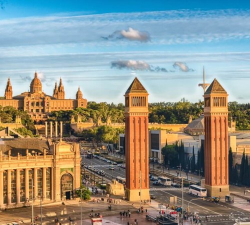 Plaça d'Espanya è una delle piazza più iconiche di Barcellona, fu costruita da Josep Puig e Guillem Busquets durante i lavori per l'Esposizione Universale del 1929