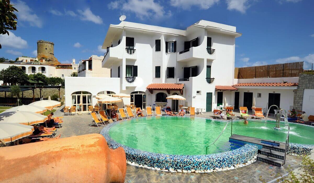 Hotel Park Victoria - Panoramica della struttura con piscina e antica torre saracena di Forio d'Ischia