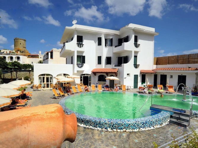 Hotel Park Victoria - Panoramica della struttura con piscina e antica torre saracena di Forio d'Ischia