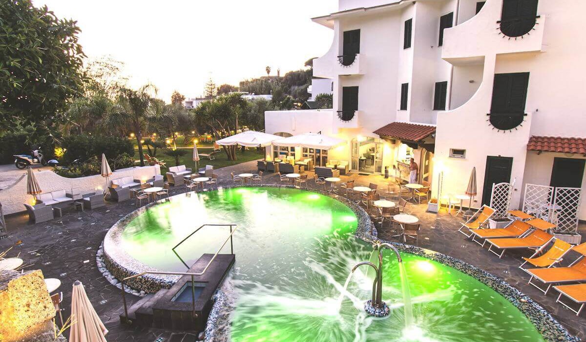 Hotel Park Victoria - Piscina esterna illuminata e rinfrescante, completa di cascate cervicali e solarium