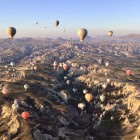 La Cappadocia, una regione semi-arida della Turchia centrale, è conosciuta per i famosi “camini delle fate”, alte formazioni rocciose a forma di cono che si trovano nella Valle dei monaci, a Göreme e in altre zone