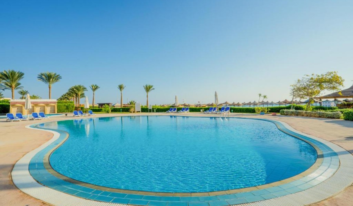 Ivy Cyrene Island Aqua Park Resort - Ampia piscina con solarium