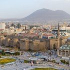 Panoramica con drone del centro di Kayseri, in primo piano il Castello di Kayseri e la Moschea