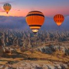 Spettacolare volo in mongolfiera sul Castello di Uchisar e sui camini delle fate in Cappadocia Turchia