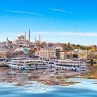 Vista delle tipiche imbarcazioni adibite alle escursioni nel Porto del Corno d'Oro ad Istanbul sul bellissimo canale dello Bosforo che divide la turchia europea da quella asiatica