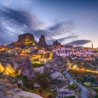 Bellissima vista al crepuscolo dell'antica città di Uchisar con il suo Castello roccioso in Cappadocia in Turchia