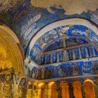 Dipinti spettacolari degli interni di  una chiesa scavata nel tufo nel museo all'aperto di Goreme in Cappadocia