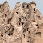 Dettagli delle formazioni rocciose di Güvercinlik , conosciuta anche come la valle dei piccioni in Cappadocia, Turchia