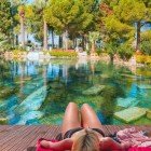 L'antica piscina termale di Pamukkale in anatolia centrale, molto frequentata  per i bagni che si possono godere nelle sue splendide acque termali