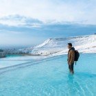 Spettacolare vista di Pamukkale da una delle tante piscine termali di travertino bianco