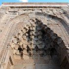 Portale d'ingresso in pietra del Caravanserai Sultahani con motivi geometrici e iscrizioni in stile selgiuchide lungo la via della seta in Anatolia centrale