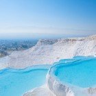 Vsita panoramica di Pamukkale dalle piscine termali di travertino bianco